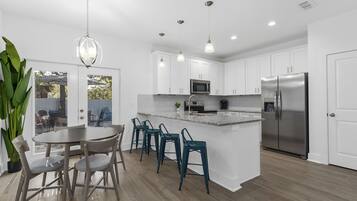 Casa, varias camas, patio, vista al jardín | Cocina privada | Refrigerador, microondas, horno y parrilla de estufa