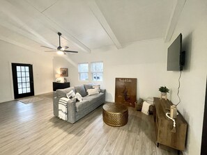 Smart TV - Guest House with Hot Tub, 10min from Lake Norfork! (Mountain Home)