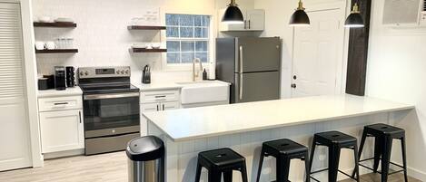 Jääkaappi, mikroaaltouuni, uuni, liesi