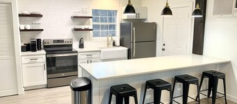 Guest House with Hot Tub, 10min from Lake Norfork!