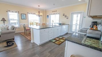 Hus, 5 soverom | Eget kjøkken | Kjøleskap, ovn, kaffetrakter/tekoker og brødrister