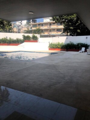 Una piscina al aire libre