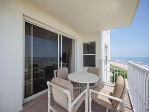 Apartment, Mehrere Betten, Balkon, Meerblick (#501 - No Pets) | Speisen im Freien