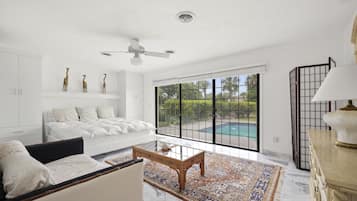 Casa, várias camas, vista para a praia | Vista da sacada