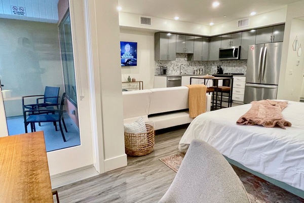 2 sovrum, skrivbord, strykjärn/strykbräda och resesäng