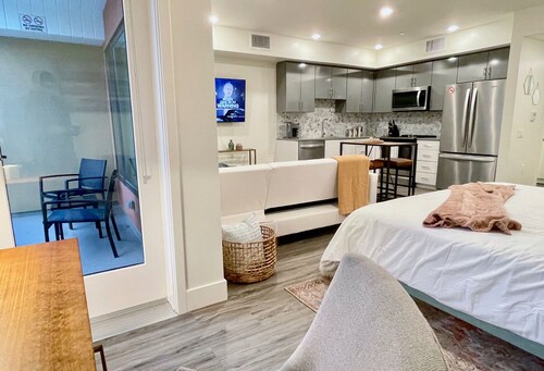 Dogs Stay Free • Luxe Downtown Apt • King Bed • Garage Parking • In-Unit W/D