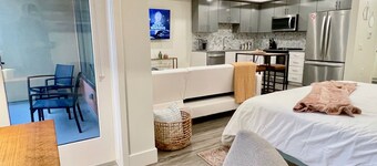 Dogs Stay Free • Luxe Downtown Apt • King Bed • Garage Parking • In-Unit W/D