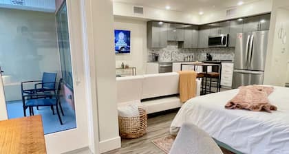 Dogs Stay Free • Luxe Downtown Apt • King Bed • Garage Parking • In-Unit W/D