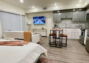 2 habitaciones, escritorio y tabla de planchar con plancha 
