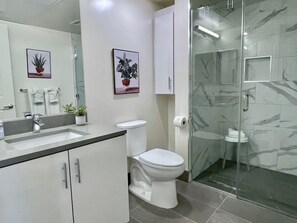 Doccia, asciugacapelli, asciugamani, sapone
