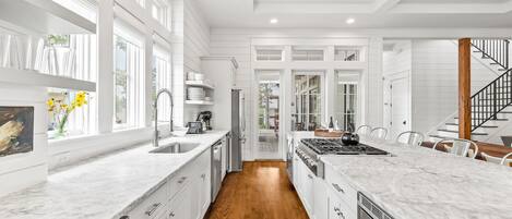 Frigorífic, microones, forn i placa de cuina