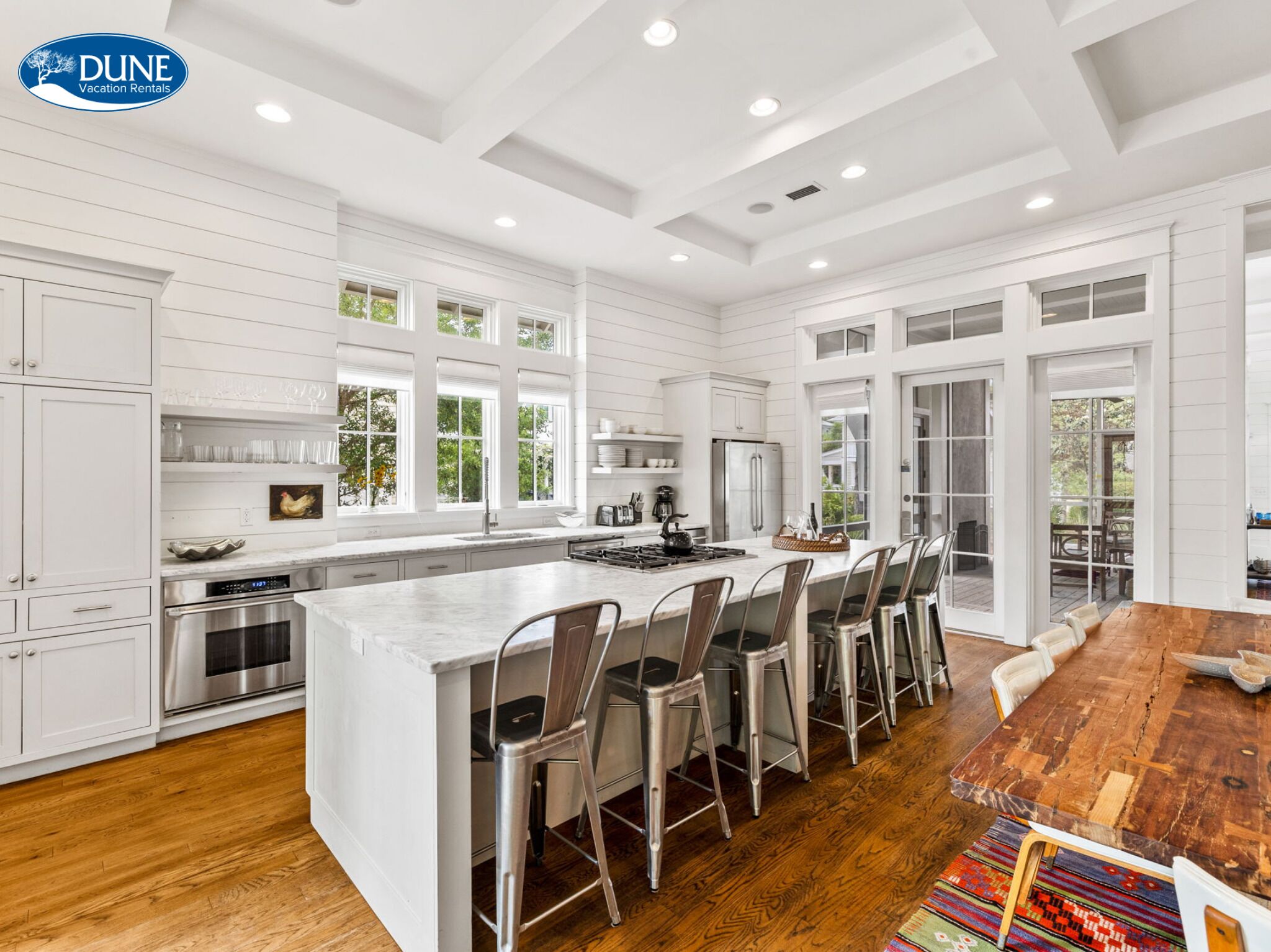 冷蔵庫、電子レンジ、オーブン、コンロ