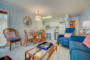 Apartment, Mehrere Betten, Strandblick (0 - No Pets Allowed) | Wohnbereich