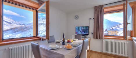 Family Apartment, Multiple Bedrooms (Fiocco Di Neve Ski in- Ski out 10m) | Dining