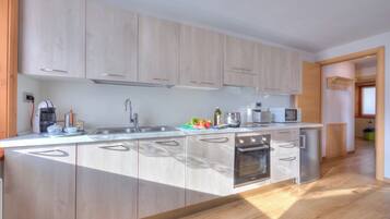 Apartamento família, vários quartos (Fiocco Di Neve Ski in- Ski out 10m) | Cozinha privada | Micro-ondas, fogão, cooktop, lava-louças