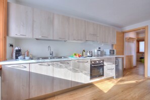 Familienapartment, Mehrere Schlafzimmer (Fiocco Di Neve Ski in- Ski out 10m) | Eigene Küche | Mikrowelle, Ofen, Herdplatte, Geschirrspüler