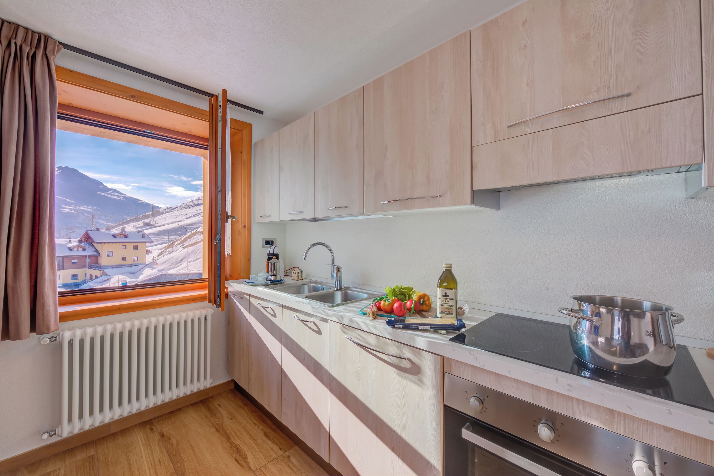 Apartamento família, vários quartos (Fiocco Di Neve Ski in- Ski out 10m) | Cozinha privada | Micro-ondas, fogão, cooktop, lava-louças