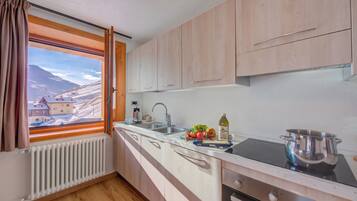 Apartamento família, vários quartos (Fiocco Di Neve Ski in- Ski out 10m) | Cozinha privada | Micro-ondas, fogão, cooktop, lava-louças