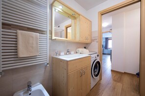 Family Apartment, Multiple Bedrooms (Fiocco Di Neve Ski in- Ski out 10m) | Bathroom | Shower, hair dryer, bidet, towels