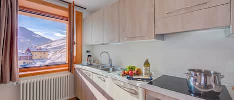 Family Apartment, Multiple Bedrooms (Fiocco Di Neve Ski in- Ski out 10m) | Private kitchen
