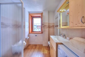 Familienapartment, 1 Schlafzimmer (Fiocco Di Neve Ski in- Ski out 10m) | Badezimmer