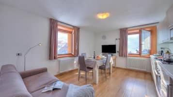 Apartamento família, 1 quarto, micro-ondas (Fiocco Di Neve Ski in- Ski out 10m) | Sala de estar | TV de tela plana