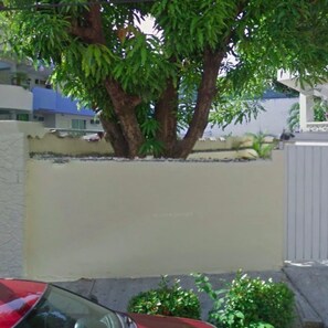 Vista frontal de la propiedad