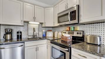 Condo, 1 Queen Bed with Sofa bed, Ocean View | Private kitchen | Fridge, microwave, oven, stovetop