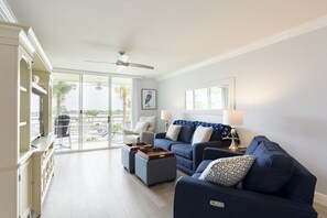 Apartment, Mehrere Betten, Terrasse (#11-337 - No Pets) | Wohnbereich