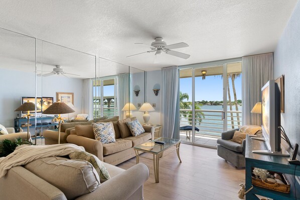 Apartment, Mehrere Betten, Buchtblick (#8-314 - No Pets) | Wohnbereich