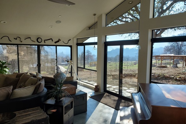 Smart TV, chimenea, videojuegos, reproductor de DVD