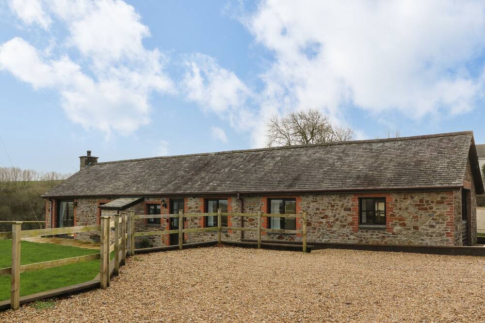 LONG LINNEY, pet friendly, character holiday cottage in Bideford