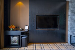 Rom – deluxe, 1 dobbeltseng | Minibar, skrivebord, lydisolert og wi-fi (inkludert)