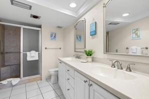 Combined shower/tub, hair dryer, towels