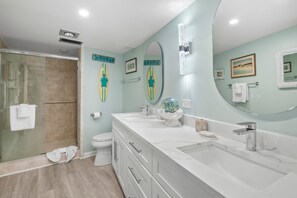 Combined shower/tub, hair dryer, towels - 🌅 Unit 105 at Gulf Gate – Spacious Dual-View Condo for Up to 6 Guests (St Pete Beach)