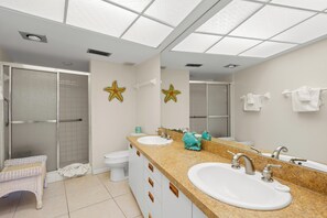Ensemble douche/baignoire, sèche-cheveux, serviettes fournies