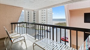 Un balcone con vista su un parcheggio e edifici.