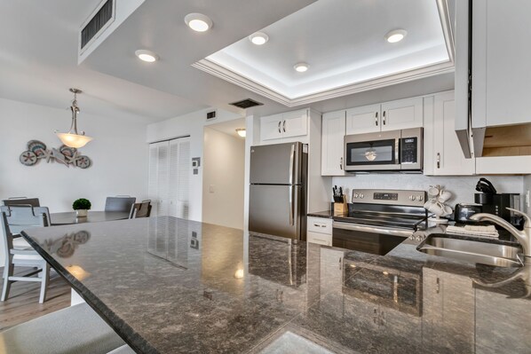 Refrigerador, microondas, horno y parrilla de estufa 