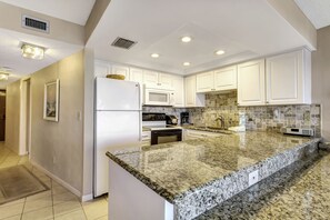 Een koelkast, een microgolfoven, een oven, een kookplaat