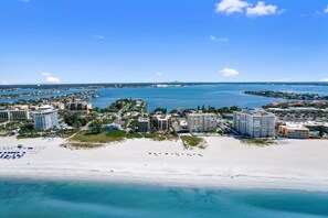 On the beach - 🌴 Gulf Gate Resort #507 – Bayfront Comfort on St. Pete Beach (St Pete Beach)