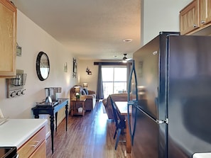 Condo, Plusieurs lits, piscine privée, vue sur le fleuve (#704 - No Pets) | Aire de séjour | Téléviseur de 40 po avec télévision par câble, foyer