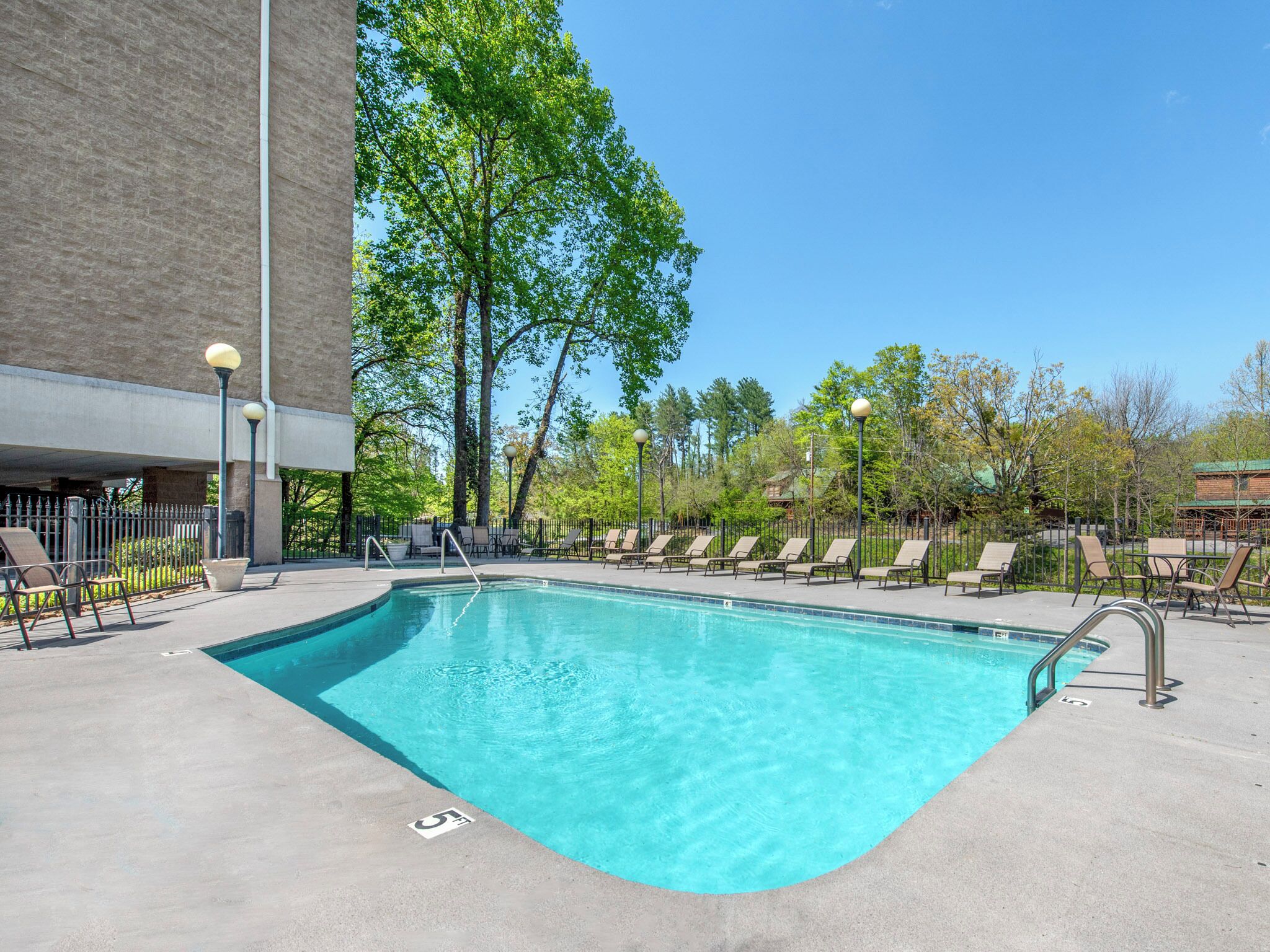 Apartamento, varias camas, vistas al río (#505 - No Pets) | Piscina | Una piscina al aire libre