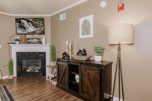 公寓客房, 多張床, 私人泳池, 河景 (#604 - No Pets) | 住宿內部