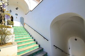 Property grounds - Villa Mida: An elegant and welcoming independent house which faces the sun and the sea, with Free WI-FI. (Positano)