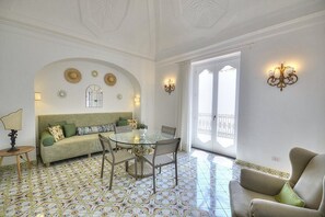 Interior - Villa Mida: An elegant and welcoming independent house which faces the sun and the sea, with Free WI-FI. (Positano)