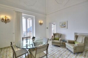 Dining - Villa Mida: An elegant and welcoming independent house which faces the sun and the sea, with Free WI-FI. (Positano)