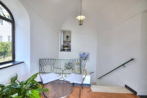 Interior - Villa Mida: An elegant and welcoming independent house which faces the sun and the sea, with Free WI-FI. (Positano)