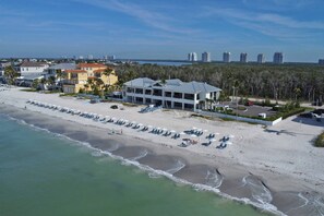 Platja a a prop, tovalloles de platja, immersió lleugera i surf de vela 
