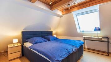 2 makuuhuonetta, tallelokero huoneessa, silitysrauta/-lauta