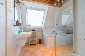 Douche, séchoir à cheveux, serviettes fournies, savon